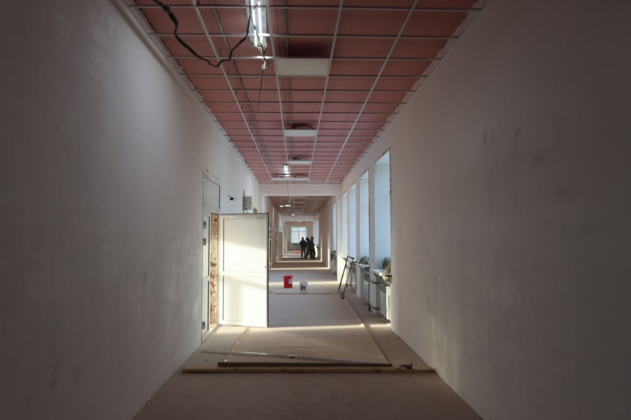 Сегодня на очередном штабе по выполнению капитального ремонта школы № 1 директор «Муниципального жилищного фонда» Андрей Аплошкин рассказал о выполненных работах и о том, на чём сосредоточены рабочие на этой неделе Сегодня на очередном штабе по выполнению капитального ремонта школы № 1 директор «Муниципального жилищного фонда» Андрей Аплошкин рассказал о выполненных работах и о том, на чём сосредоточены рабочие на этой неделе