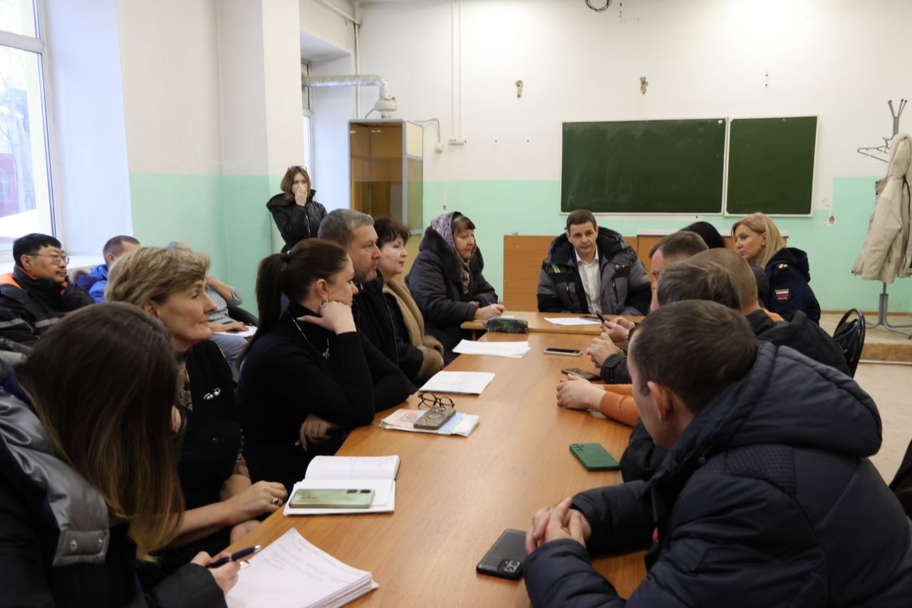 Сегодня на очередном штабе по выполнению капитального ремонта школы № 1 директор «Муниципального жилищного фонда» Андрей Аплошкин рассказал о выполненных работах и о том, на чём сосредоточены рабочие на этой неделе Сегодня на очередном штабе по выполнению капитального ремонта школы № 1 директор «Муниципального жилищного фонда» Андрей Аплошкин рассказал о выполненных работах и о том, на чём сосредоточены рабочие на этой неделе