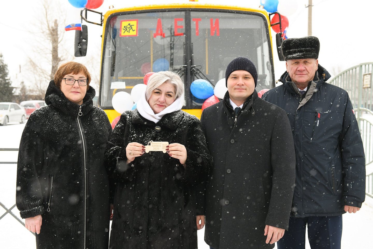 Нацпроект «Образование» в действии: Валентин Коновалов подарил ученикам Бейского района школьный автобус Нацпроект «Образование» в действии: Валентин Коновалов подарил ученикам Бейского района школьный автобус