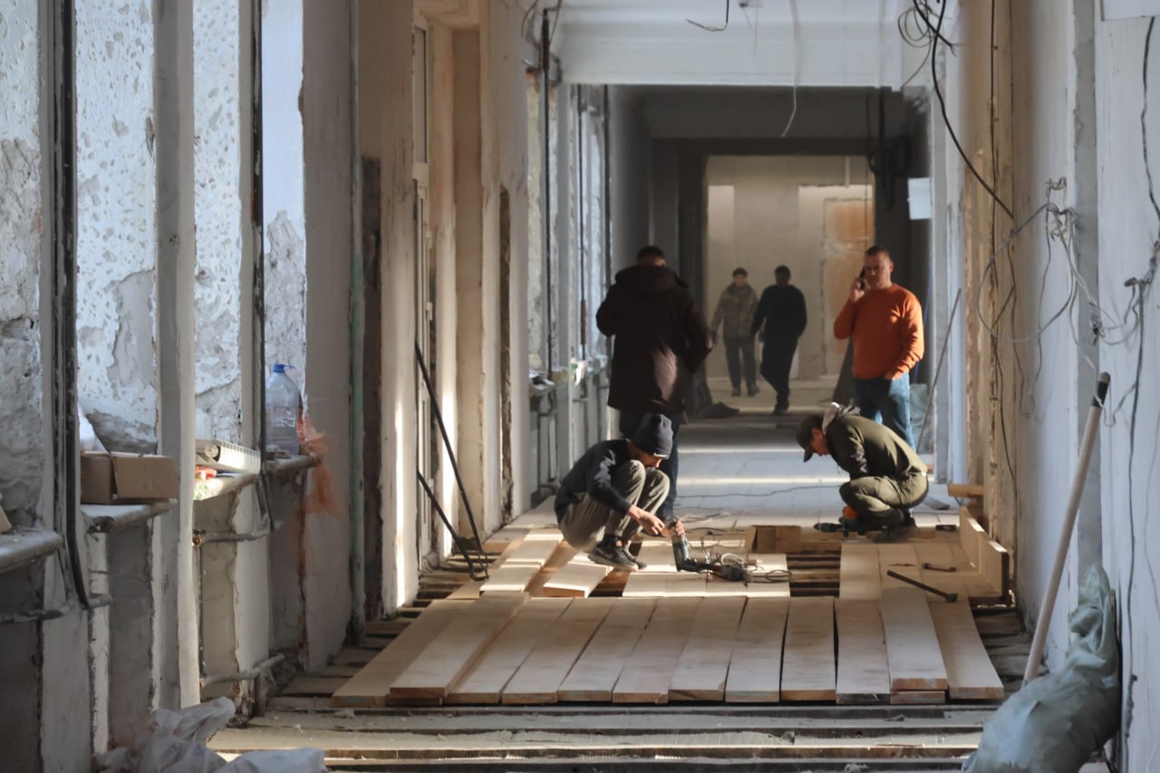 Сегодня на очередном штабе по выполнению капитального ремонта школы № 1 директор «Муниципального жилищного фонда» Андрей Аплошкин рассказал о выполненных работах и о том, на чём сосредоточены рабочие на этой неделе Сегодня на очередном штабе по выполнению капитального ремонта школы № 1 директор «Муниципального жилищного фонда» Андрей Аплошкин рассказал о выполненных работах и о том, на чём сосредоточены рабочие на этой неделе