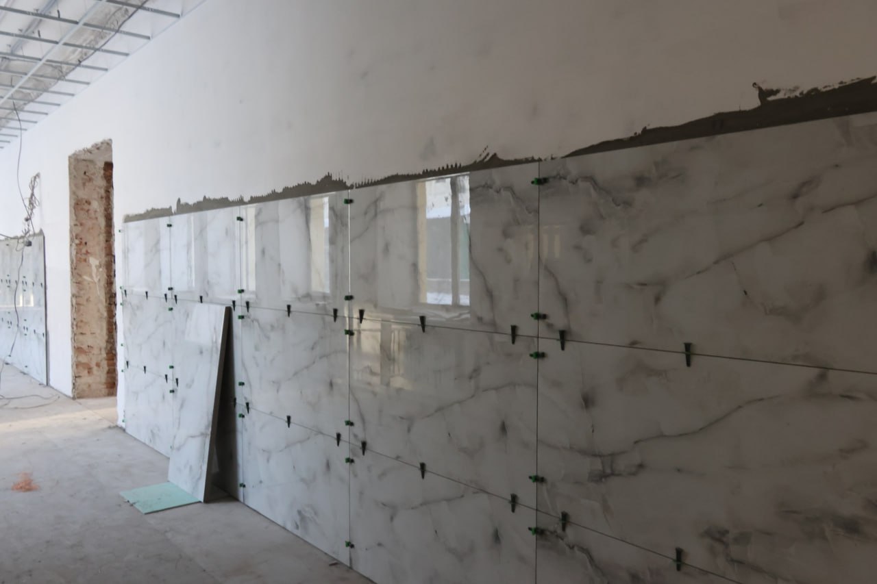 Сегодня на очередном штабе по выполнению капитального ремонта школы № 1 директор «Муниципального жилищного фонда» Андрей Аплошкин рассказал о выполненных работах и о том, на чём сосредоточены рабочие на этой неделе Сегодня на очередном штабе по выполнению капитального ремонта школы № 1 директор «Муниципального жилищного фонда» Андрей Аплошкин рассказал о выполненных работах и о том, на чём сосредоточены рабочие на этой неделе