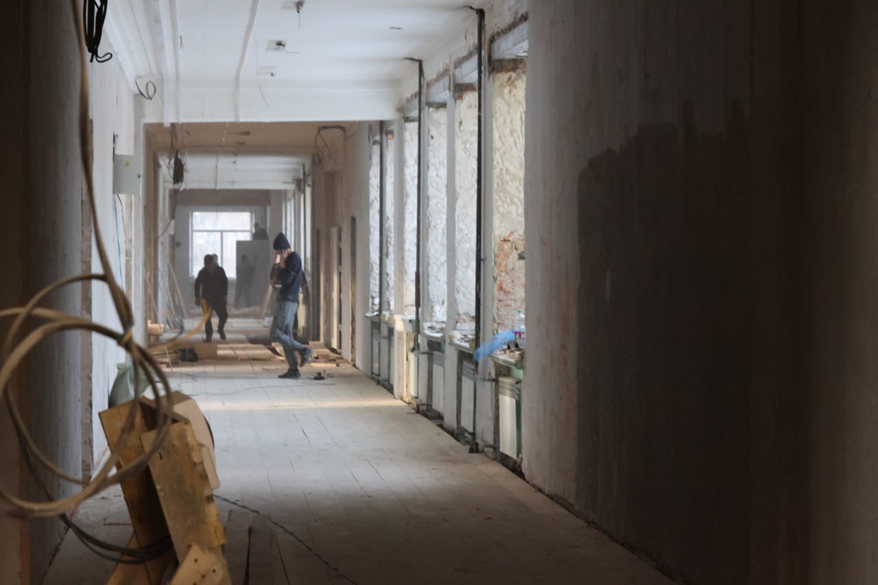 Сегодня на очередном штабе по выполнению капитального ремонта школы № 1 директор «Муниципального жилищного фонда» Андрей Аплошкин рассказал о выполненных работах и о том, на чём сосредоточены рабочие на этой неделе Сегодня на очередном штабе по выполнению капитального ремонта школы № 1 директор «Муниципального жилищного фонда» Андрей Аплошкин рассказал о выполненных работах и о том, на чём сосредоточены рабочие на этой неделе