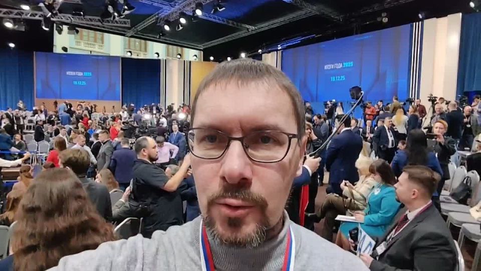 Напомним, что первый заместитель главного редактора газеты "Хакасия" Виктор Лебедев сегодня работает в Москве - он принимает участие в "Прямой линии с Владимиром Путиным"