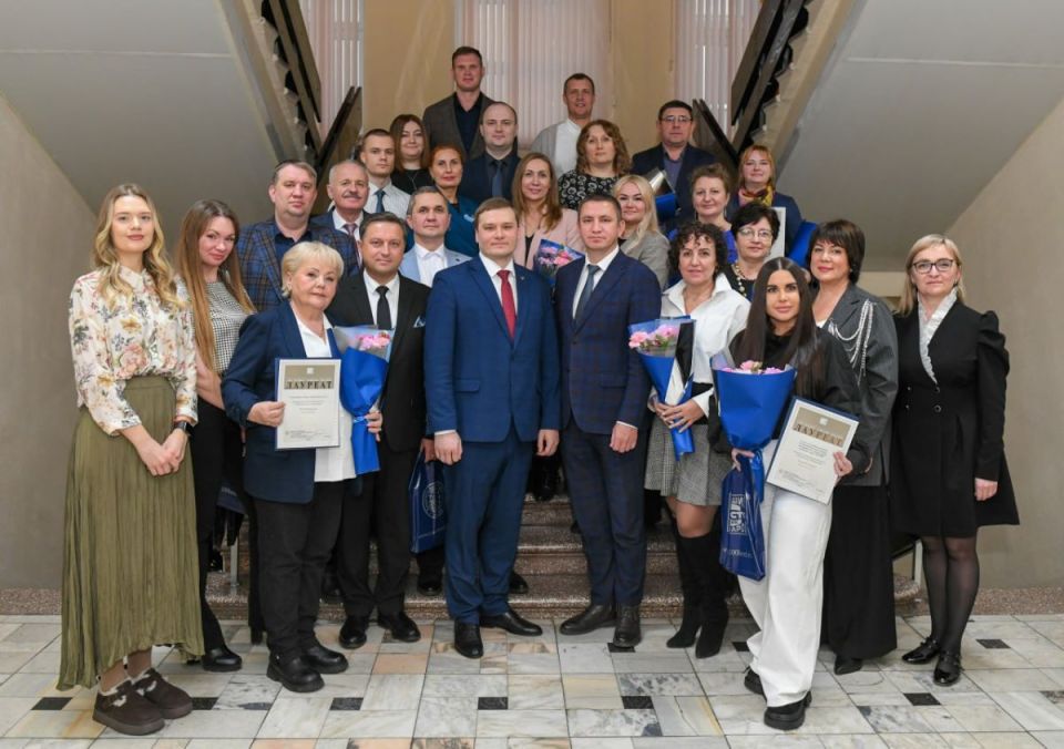 Доверие потребителей и всероссийское признание: Глава Хакасии наградил победителей конкурса «100 лучших товаров России»