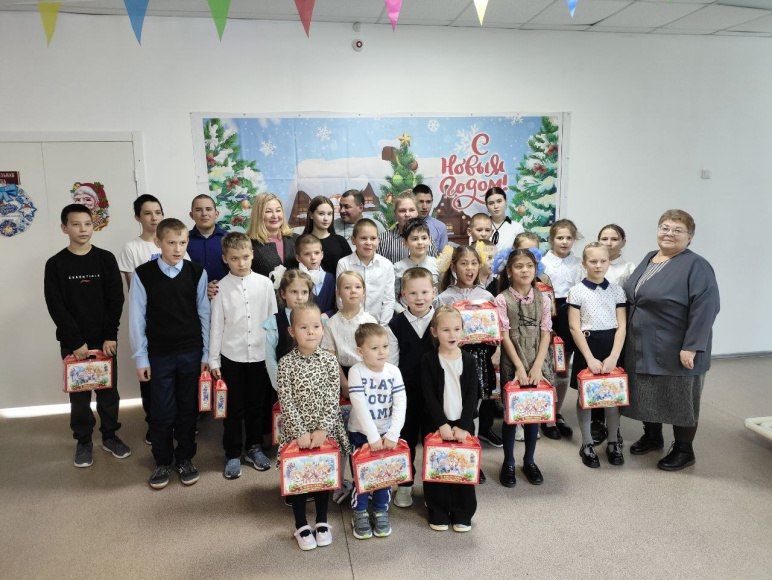 Сотрудники аппарата главы Хакасии вручили новогодние подарки детям из подшефных сел