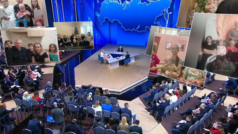 Владимир Путин:. - Правительство должно подумать над тем, как решать вопрос «разрыва» в пособиях между 1,5 и 3 годами ребенка