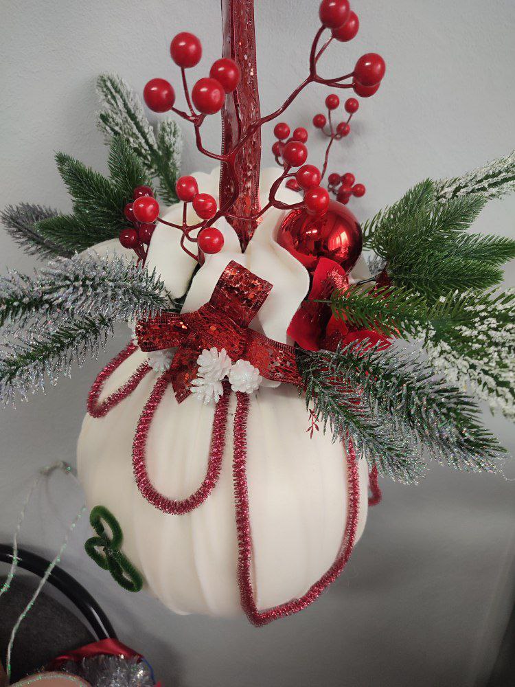 Елка Добра- так назвали свою главную хвойную красавицу жители абаканского жилого района "Западный" Елка Добра- так назвали свою главную хвойную красавицу жители абаканского жилого района "Западный"