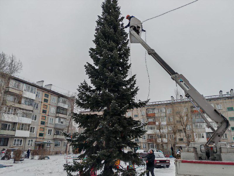 Елка Добра- так назвали свою главную хвойную красавицу жители абаканского жилого района "Западный" Елка Добра- так назвали свою главную хвойную красавицу жители абаканского жилого района "Западный"