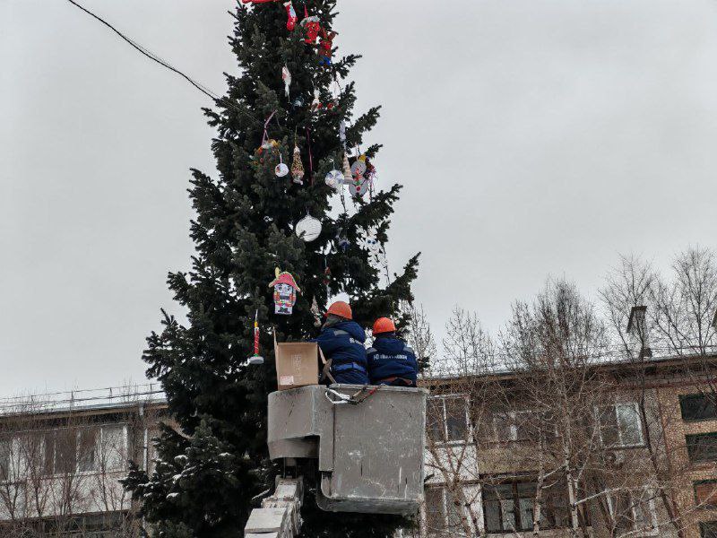 Елка Добра- так назвали свою главную хвойную красавицу жители абаканского жилого района "Западный" Елка Добра- так назвали свою главную хвойную красавицу жители абаканского жилого района "Западный"