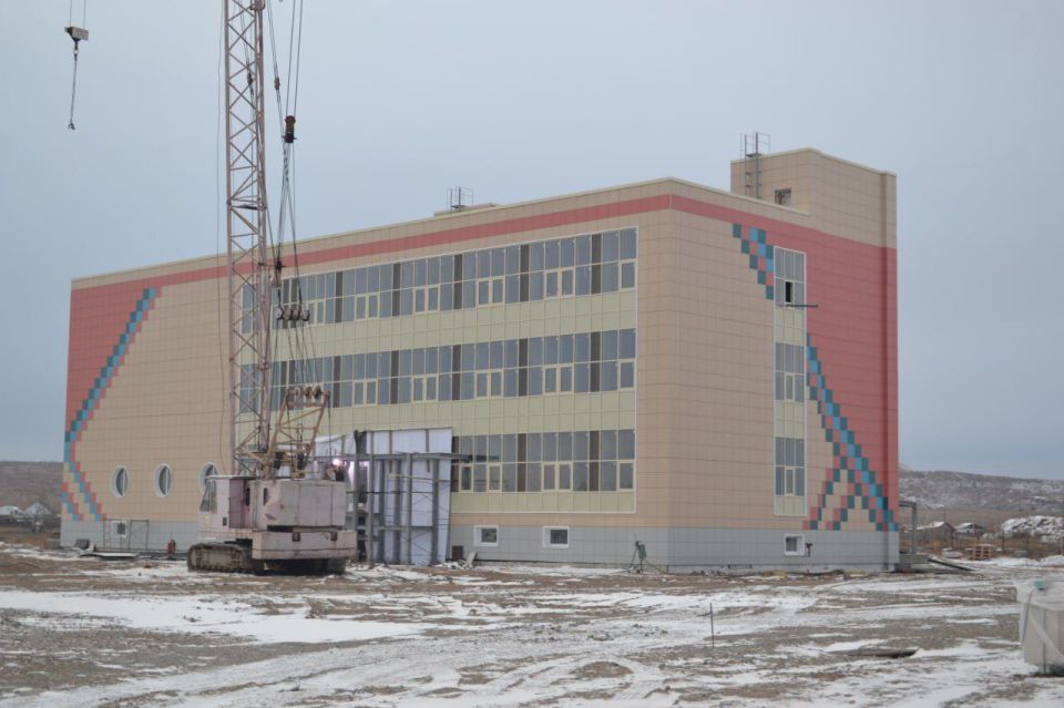 Входные группы оформляются на строящемся в Белом Яре Многофункциональном культурно-образовательном центре