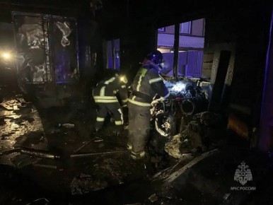 5 машин, 2 мотоцикла сгорели в Минусинске- пожарные нашли в гараже и тело мужчины