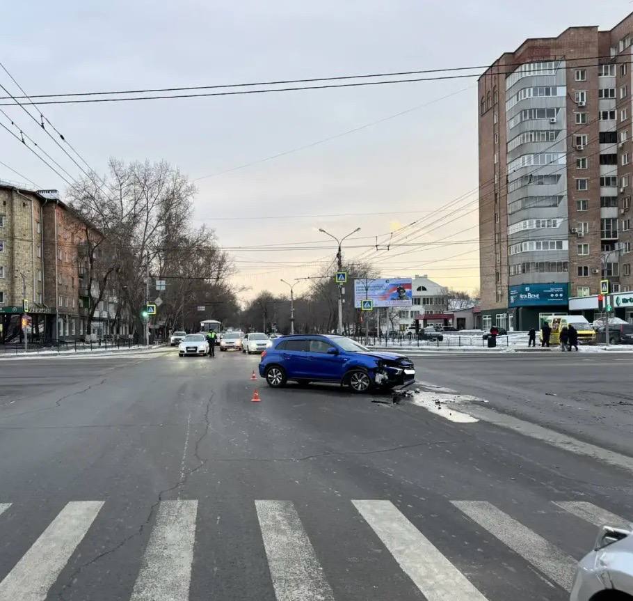 В Абакане проезд на красный стал причиной ДТП