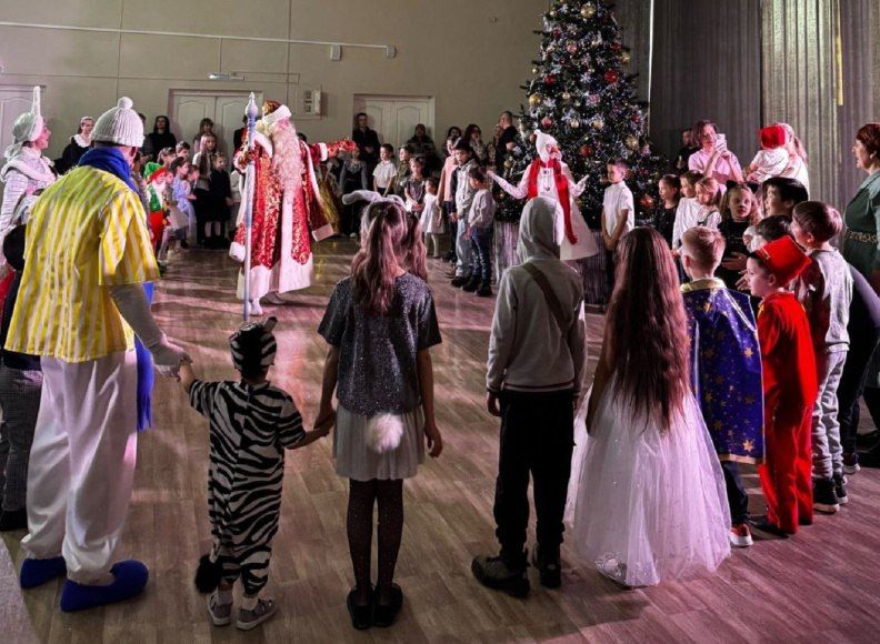 В Абакане прошла новогодняя интермедия от театра «Сказка» и ТОС «Центральный»
