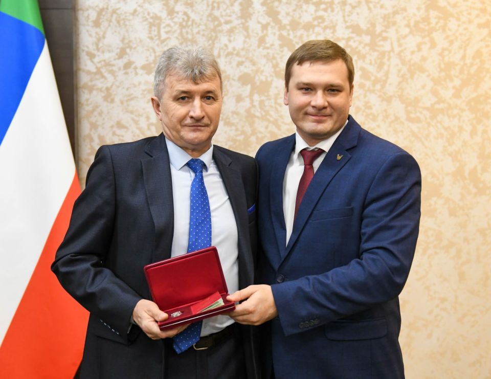 Впервые в Хакасии почетное звание «Заслуженный работник избирательной системы Российской Федерации» присвоено Указом Президента Российской Федерации председателю территориальной избирательной комиссии Алтайского района...