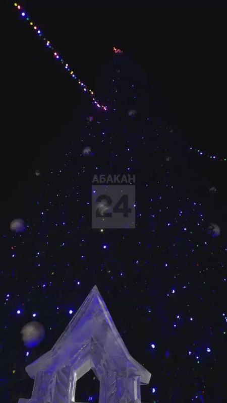 Цветные переливы осветили главную ёлку столицы Хакасии- городские специалисты зажгли на ней гирлянды