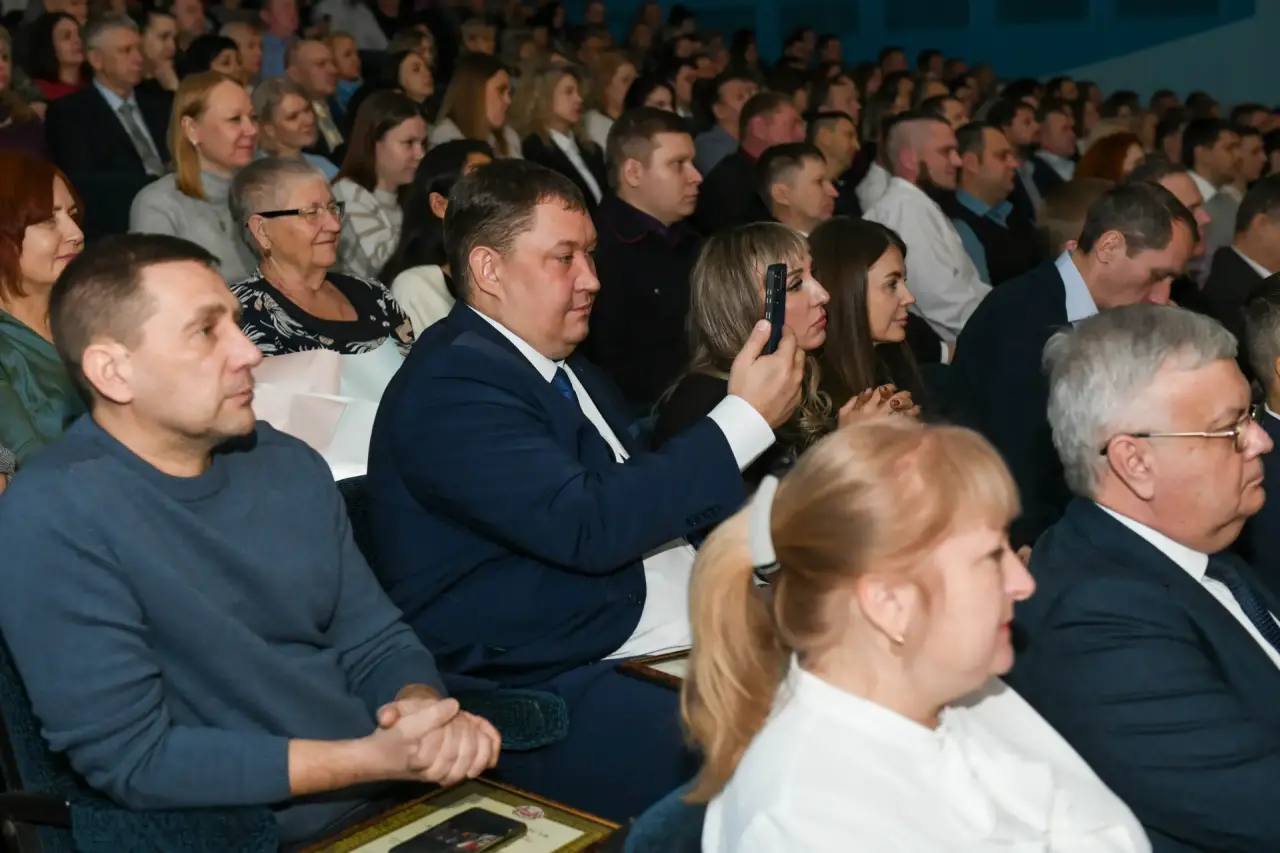 Валентин Коновалов поздравил работников и ветеранов энергетической отрасли с профессиональным праздником! Валентин Коновалов поздравил работников и ветеранов энергетической отрасли с профессиональным праздником!