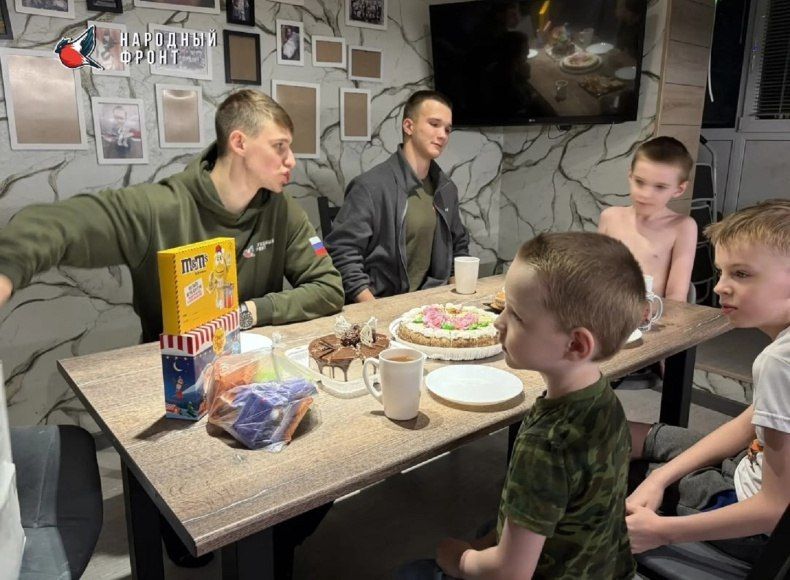 Волонтёры Хакасии поздравили семью защитника Отечества