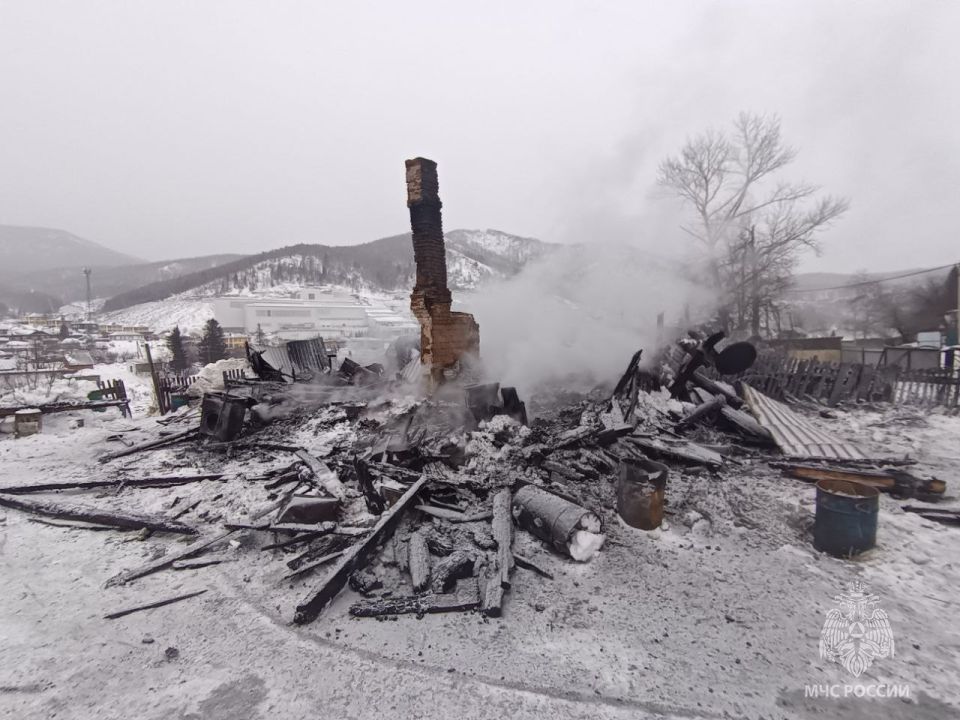Двухквартирный дом и надворные постройки дотла сгорели в Ширинском районе