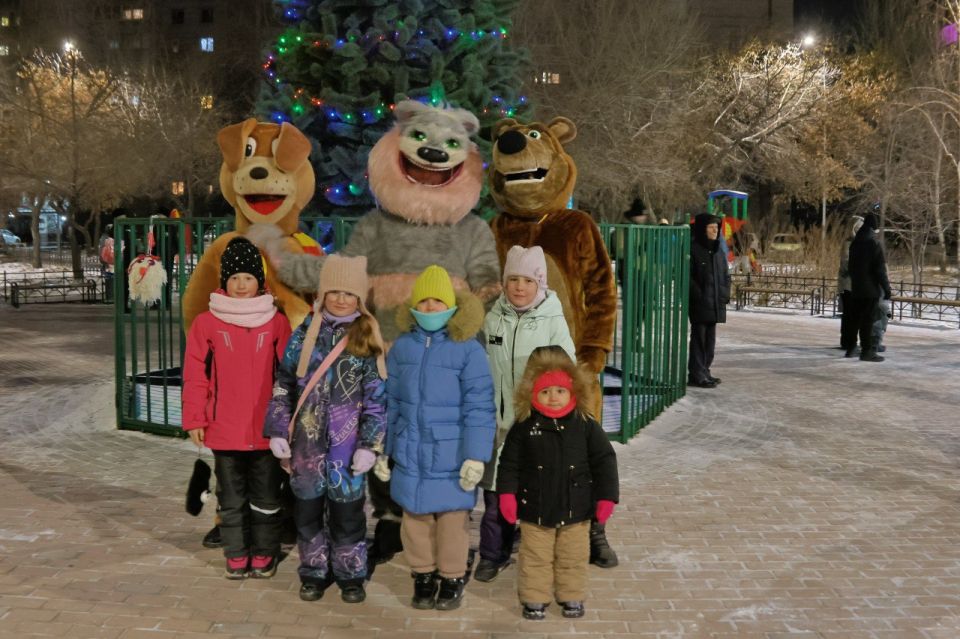 В жилых районах Абакана начались новогодние гуляния