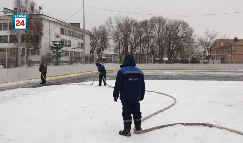 В Абакане начали заливать спортивные площадки с прорезиненным покрытием