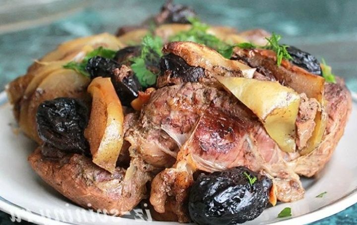 Свиная корейка с яблоками и черносливом: простой путь к кулинарному шедевру