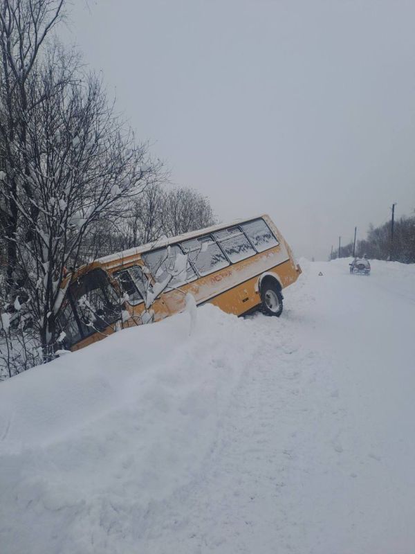 Школьный автобус съехал с дороги в Курагинском районе