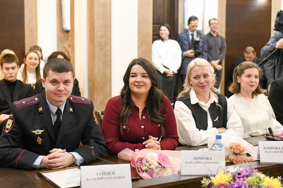 Вы – гордость нашей республики, за вами – будущее: Валентин Коновалов вручил Премии учащейся и работающей молодежи