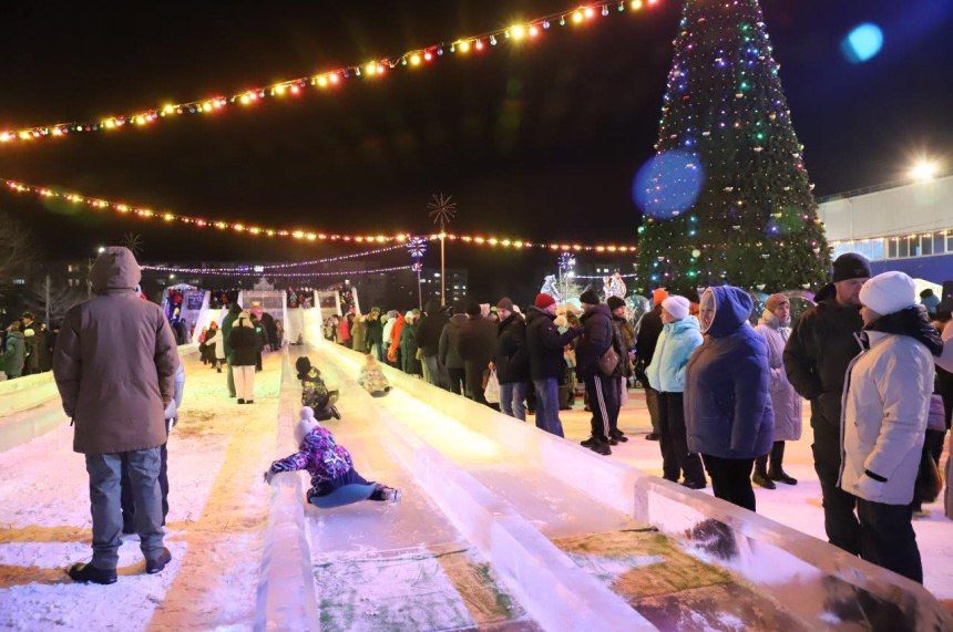 В Саяногорске зажгли главную городскую елку