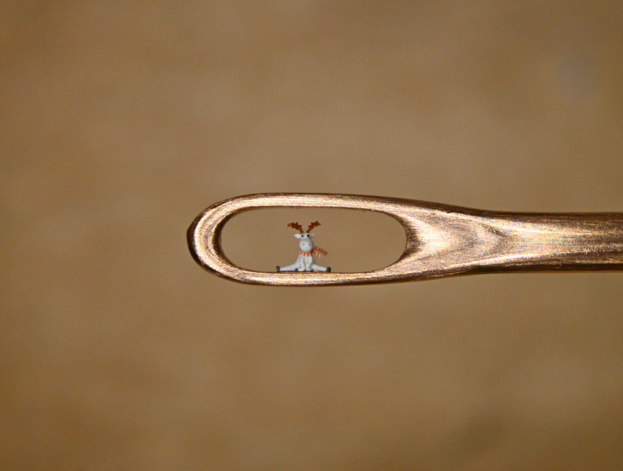 Самого крошечного Деда Мороза создал новосибирский Левша Самого крошечного Деда Мороза создал новосибирский Левша