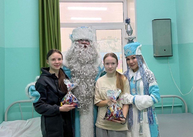 Пациентов детского хирургического отделения в Абакане посетили Дед Мороз и Снегурочка