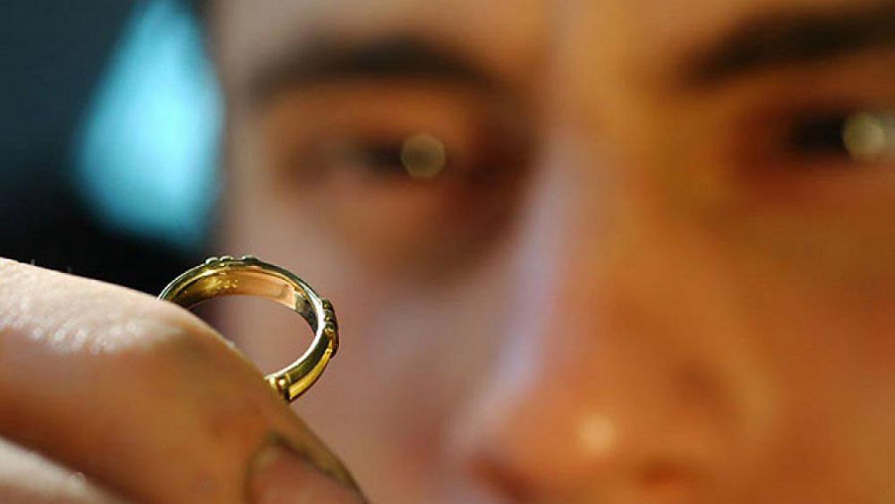 В Саяногорске полицейские задержали горожанина, похитившего золотое кольцо