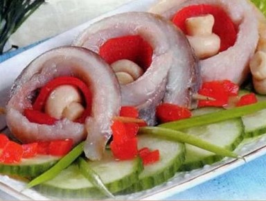 Изумительные рулетики из сельди: яркая закуска для любого стола