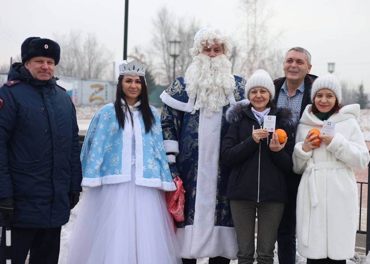 «Полицейский Дед Мороз» поздравил участников дорожного движения в Абакане «Полицейский Дед Мороз» поздравил участников дорожного движения в Абакане