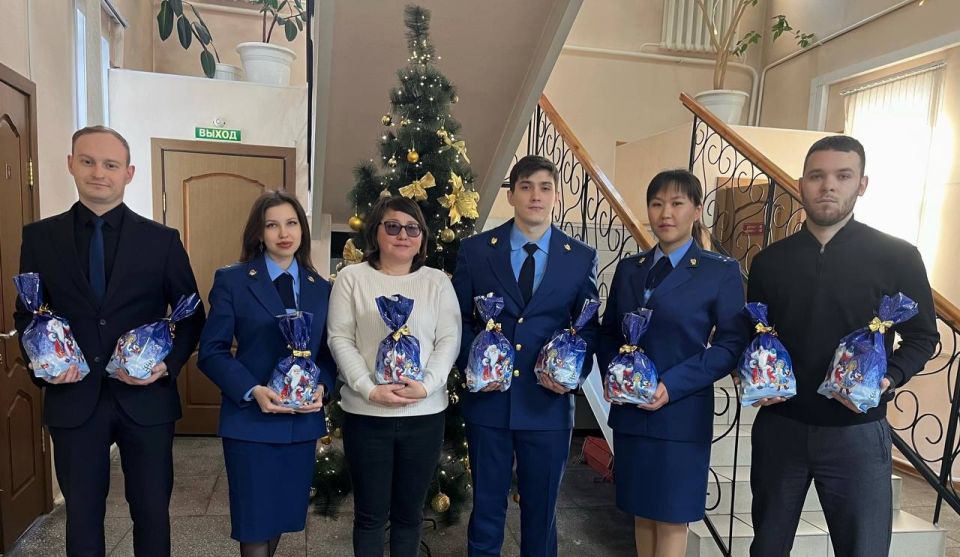 По сложившейся традиции коллектив прокуратуры Аскизского района совместно с Отделением по Аскизскому району ГКУ Республики Хакасия «Управление социальной поддержки населения» поздравил с наступающим Новым годом детей из...