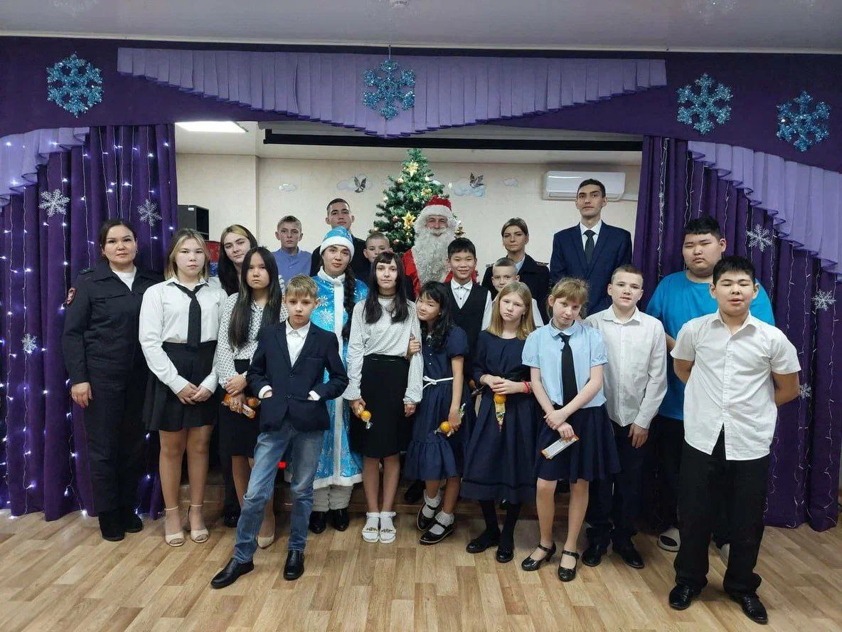 Транспортные полицейские Хакасии подарили новогоднее чудо детям Транспортные полицейские Хакасии подарили новогоднее чудо детям