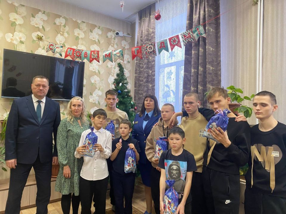 Работники прокуратуры Республики Хакасия и прокуратуры г. Черногорска поздравили с наступающим Новым годом детей в ГБОУ Республики Хакасия для детей-сирот и детей, оставшихся без попечения родителей «Черногорская...