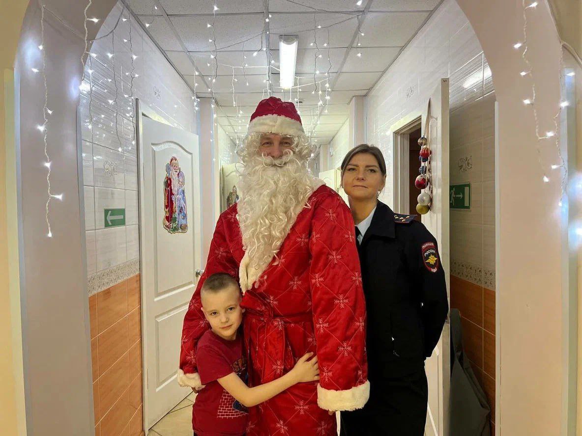 Транспортные полицейские Хакасии подарили новогоднее чудо детям Транспортные полицейские Хакасии подарили новогоднее чудо детям