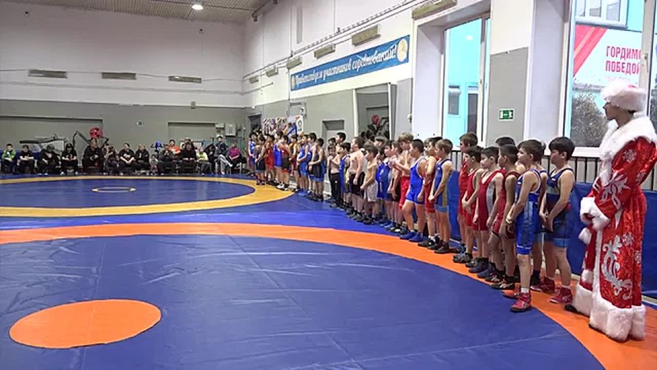 В Абакане прошёл турнир по греко-римской борьбе на призы Деда Мороза