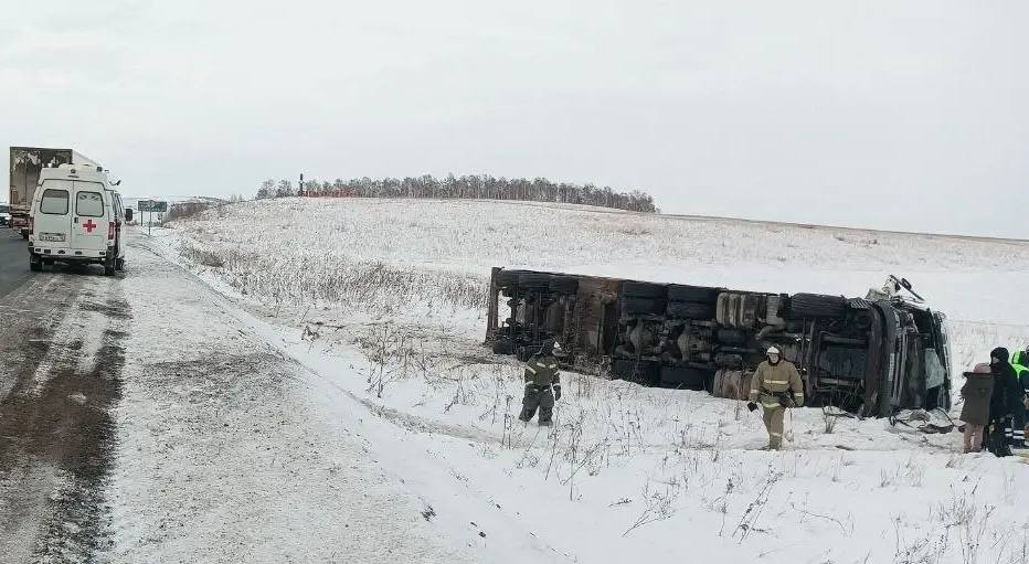 В Боградском районе столкнулись два грузовика, один из них перевернулся и оказался в кювете В Боградском районе столкнулись два грузовика, один из них перевернулся и оказался в кювете