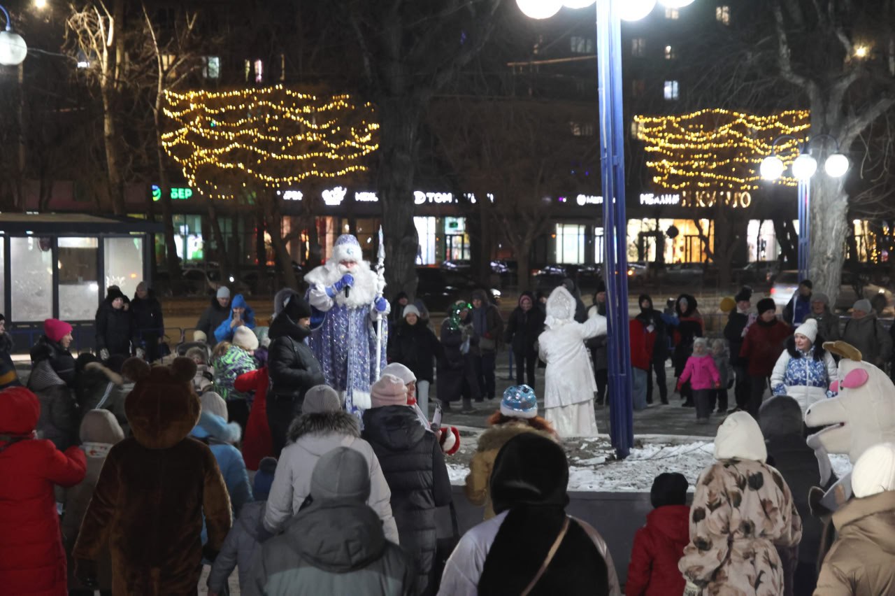 29 декабря на площади перед Абаканским Дворцом Молодёжи развернулось масштабное предновогоднее гуляние под названием «Ах, этот Новый год!», которое подарило жителям и гостям города заряд праздничного настроения и... 29 декабря на площади перед Абаканским Дворцом Молодёжи развернулось масштабное предновогоднее гуляние под названием «Ах, этот Новый год!», которое подарило жителям и гостям города заряд праздничного настроения и...