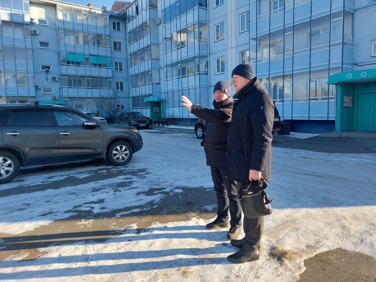 Леонид Быков вместе с главой Саяногорска Евгением Молодняковым осмотрели городские объекты, которые в этом году обновили по федеральным программам Леонид Быков вместе с главой Саяногорска Евгением Молодняковым осмотрели городские объекты, которые в этом году обновили по федеральным программам