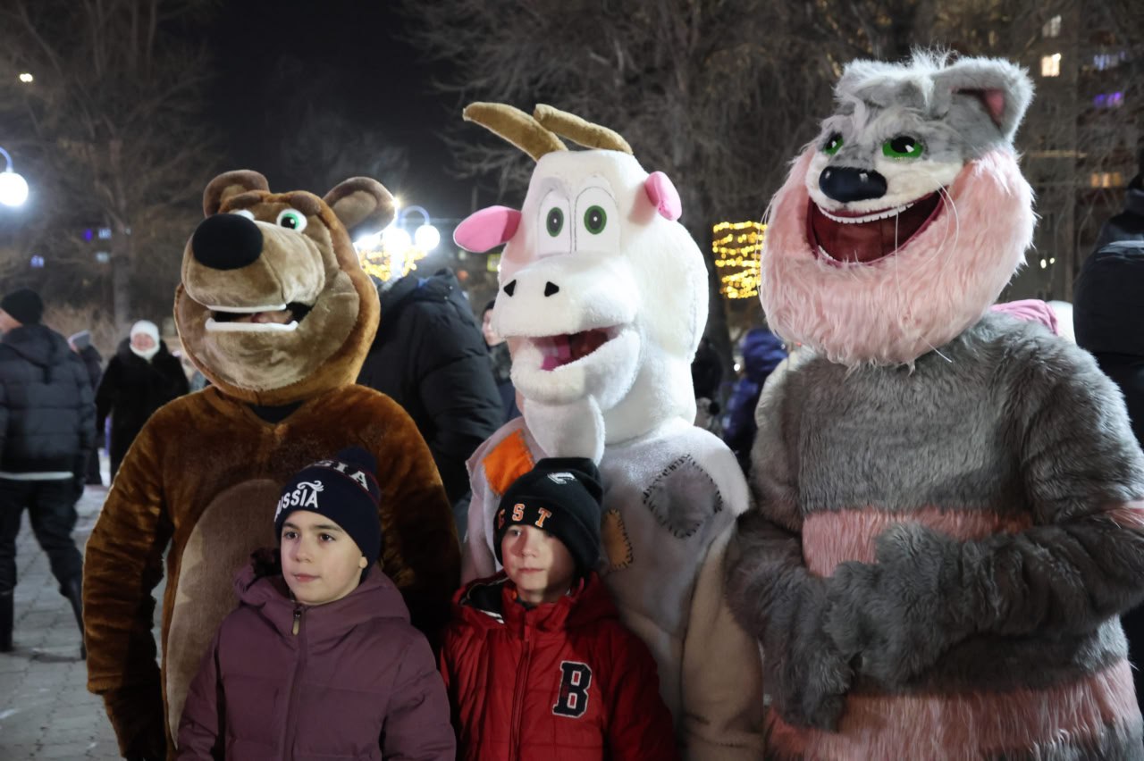 29 декабря на площади перед Абаканским Дворцом Молодёжи развернулось масштабное предновогоднее гуляние под названием «Ах, этот Новый год!», которое подарило жителям и гостям города заряд праздничного настроения и... 29 декабря на площади перед Абаканским Дворцом Молодёжи развернулось масштабное предновогоднее гуляние под названием «Ах, этот Новый год!», которое подарило жителям и гостям города заряд праздничного настроения и...