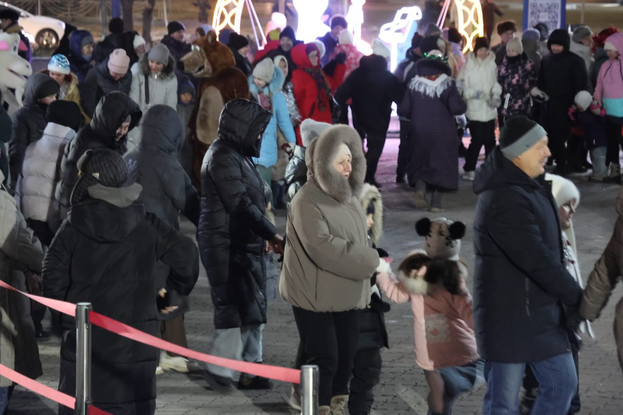 29 декабря на площади перед Абаканским Дворцом Молодёжи развернулось масштабное предновогоднее гуляние под названием «Ах, этот Новый год!», которое подарило жителям и гостям города заряд праздничного настроения и... 29 декабря на площади перед Абаканским Дворцом Молодёжи развернулось масштабное предновогоднее гуляние под названием «Ах, этот Новый год!», которое подарило жителям и гостям города заряд праздничного настроения и...