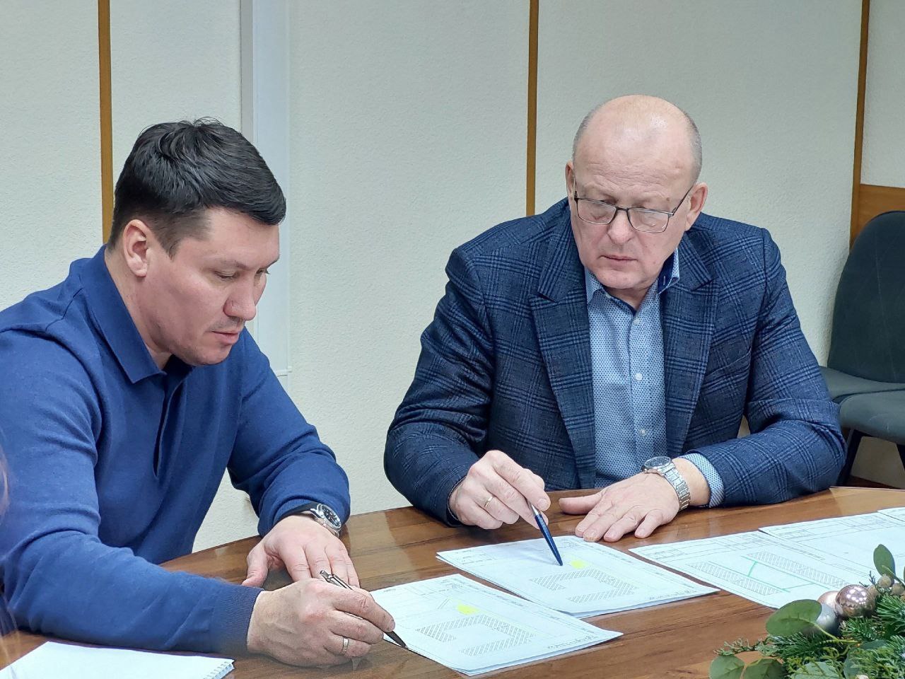 Леонид Быков вместе с главой Саяногорска Евгением Молодняковым осмотрели городские объекты, которые в этом году обновили по федеральным программам Леонид Быков вместе с главой Саяногорска Евгением Молодняковым осмотрели городские объекты, которые в этом году обновили по федеральным программам