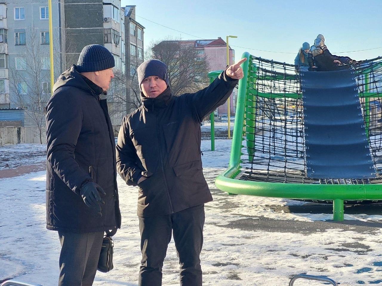 Леонид Быков вместе с главой Саяногорска Евгением Молодняковым осмотрели городские объекты, которые в этом году обновили по федеральным программам