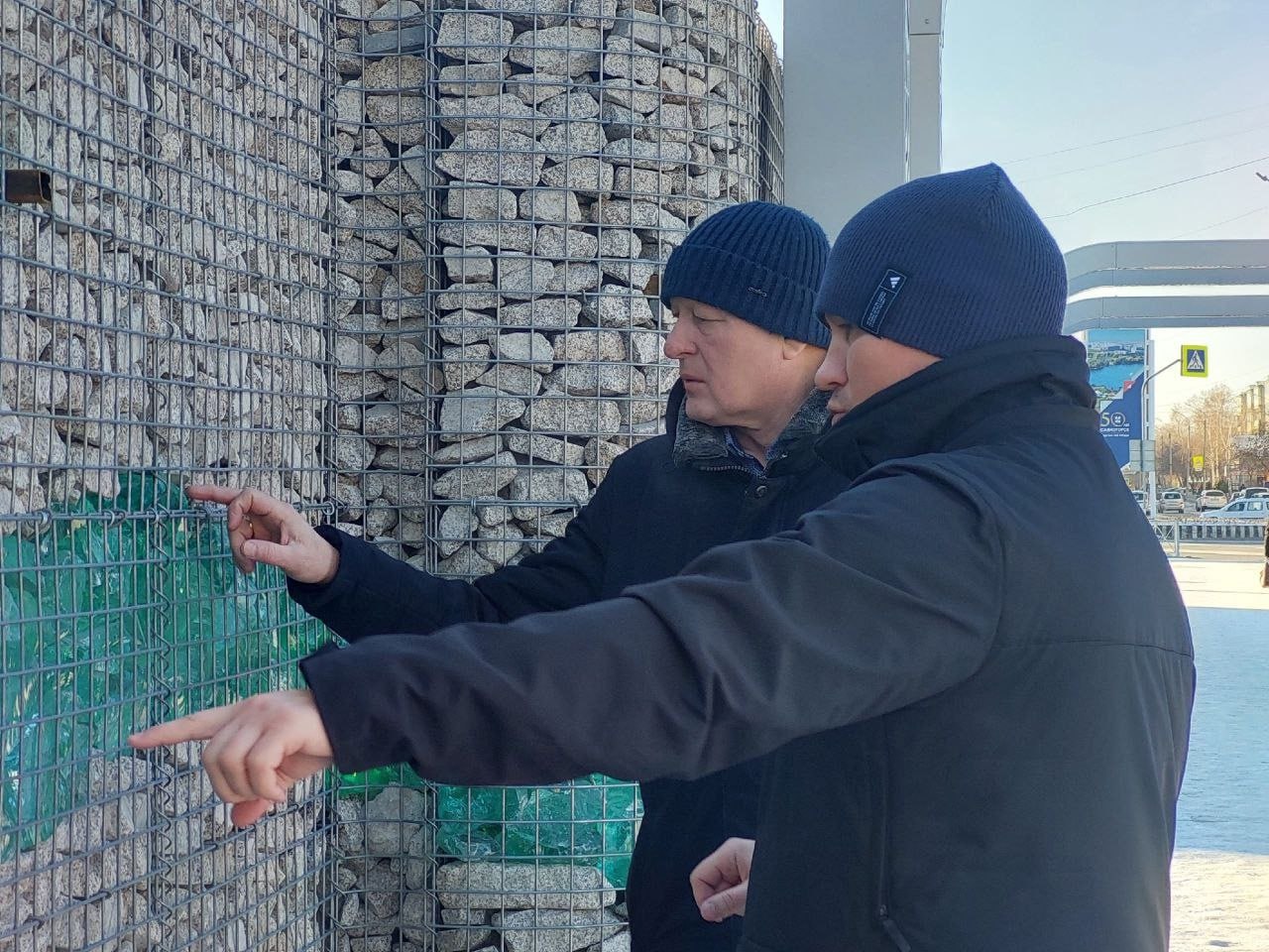 Леонид Быков вместе с главой Саяногорска Евгением Молодняковым осмотрели городские объекты, которые в этом году обновили по федеральным программам Леонид Быков вместе с главой Саяногорска Евгением Молодняковым осмотрели городские объекты, которые в этом году обновили по федеральным программам