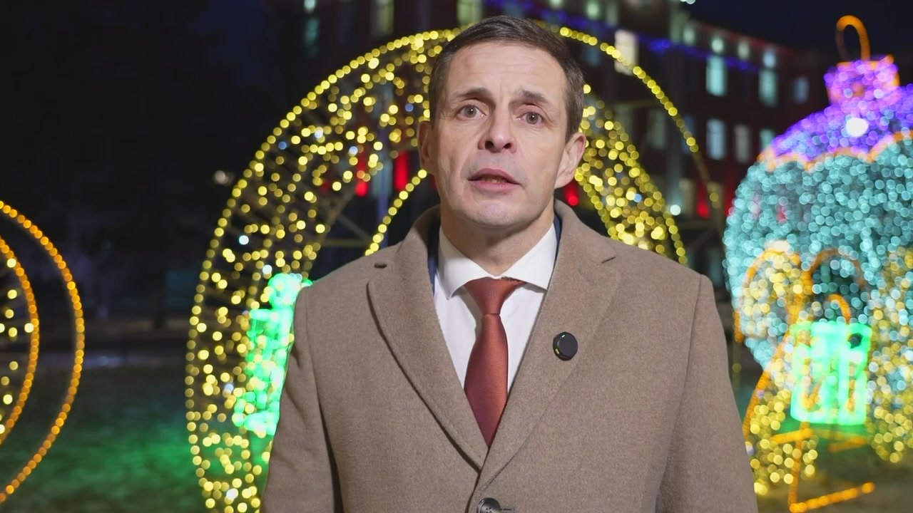 Алексей Лемин: Дорогие абаканцы и гости нашего города, с наступающим Новым годом!