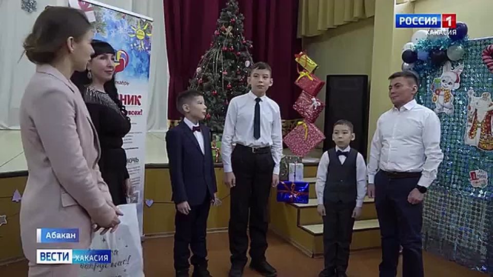 Один на троих новогодний подарок - ноутбук