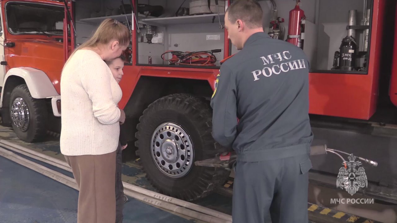 В Новый год начальник Главного управления МЧС России по Хакасии Александр Мулл принял участие в благотворительной акции «Ёлка желаний»