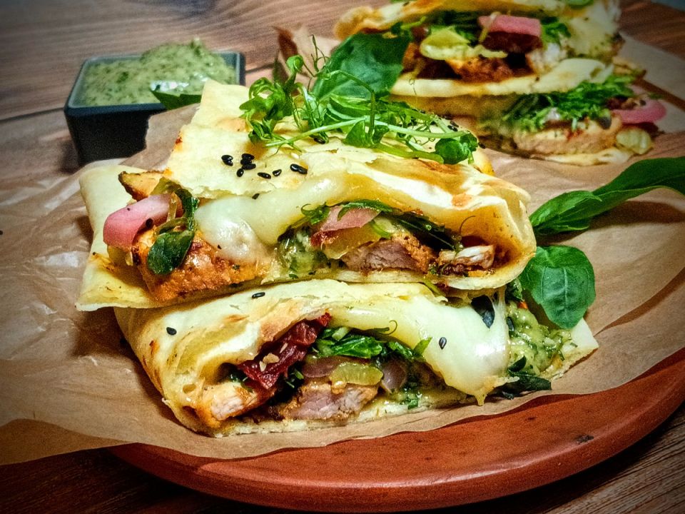 Наан с куриной начинкой и сырным сюрпризом